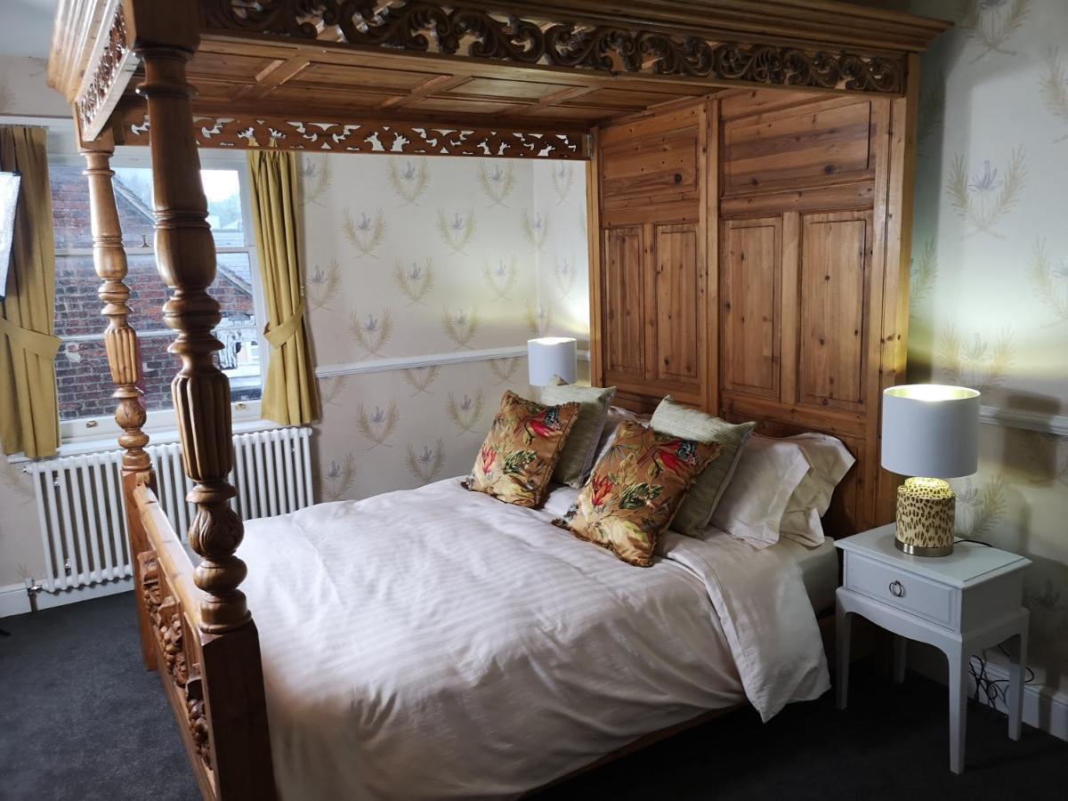 Stone Court House Hotel Мейдстън Екстериор снимка