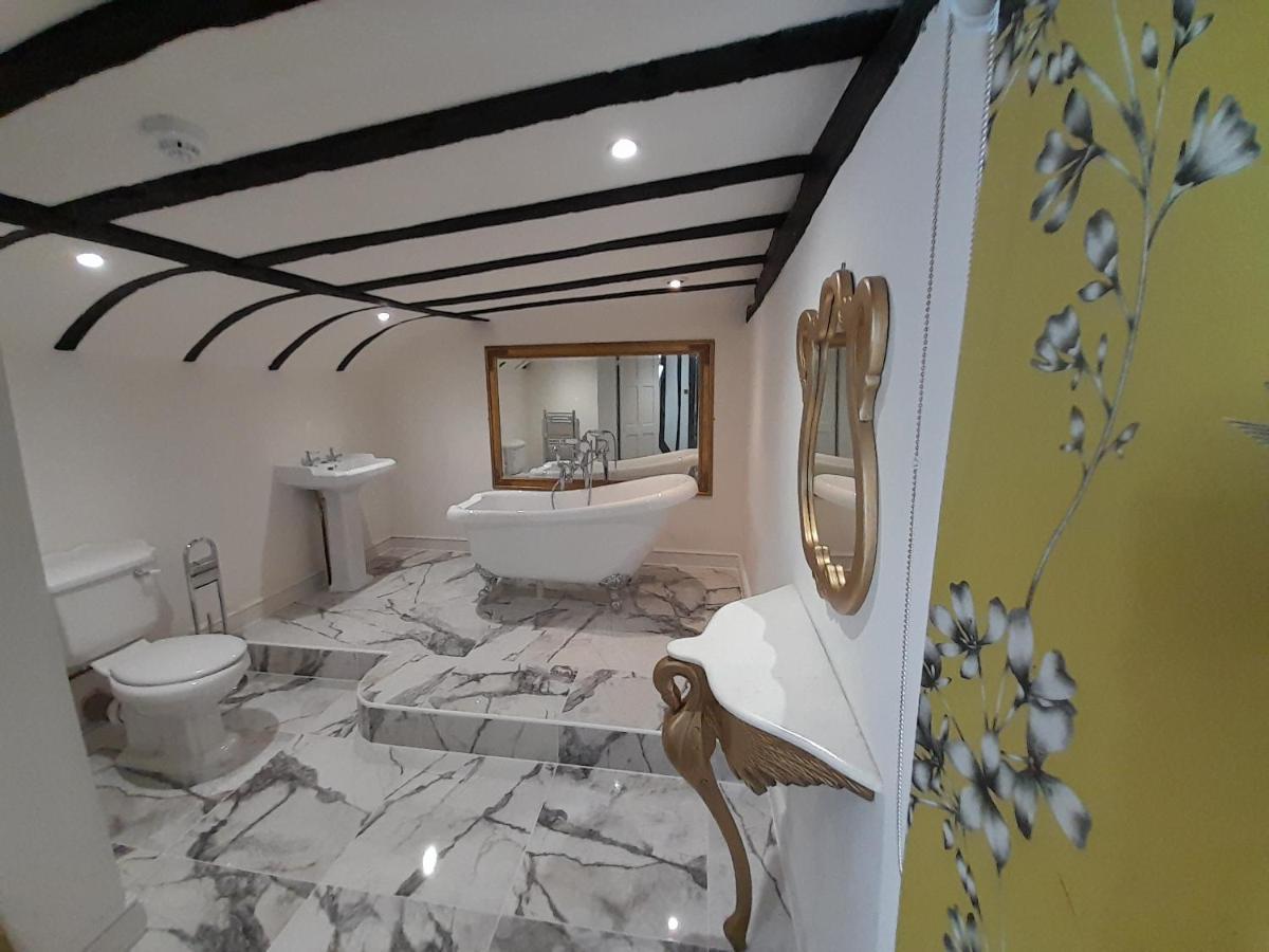 Stone Court House Hotel Мейдстън Екстериор снимка