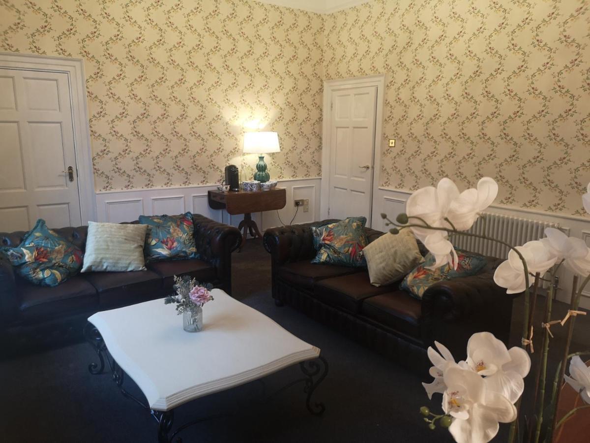 Stone Court House Hotel Мейдстън Екстериор снимка