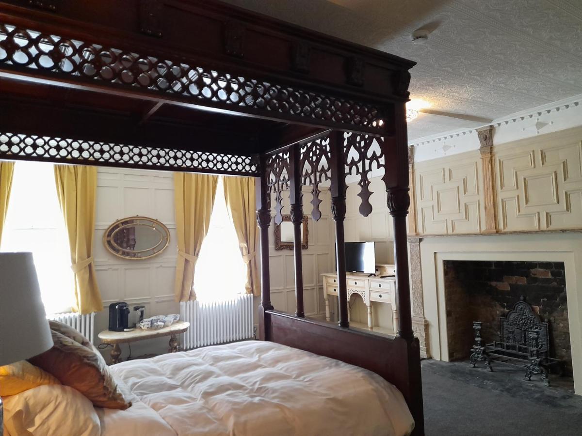Stone Court House Hotel Мейдстън Екстериор снимка