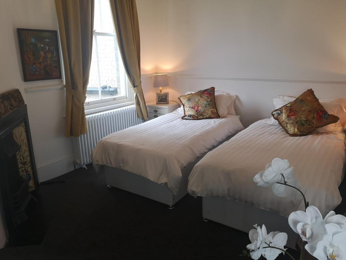 Stone Court House Hotel Мейдстън Екстериор снимка