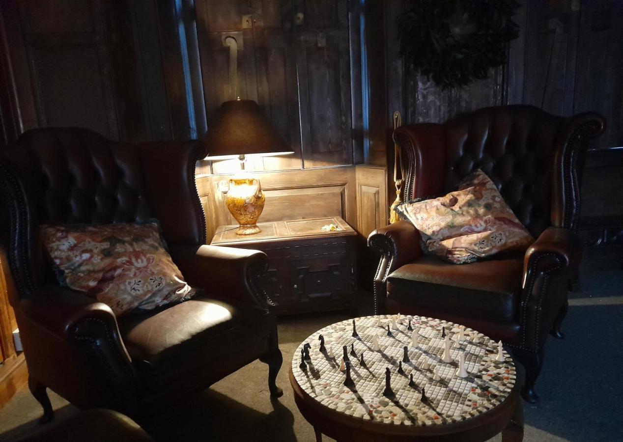 Stone Court House Hotel Мейдстън Екстериор снимка