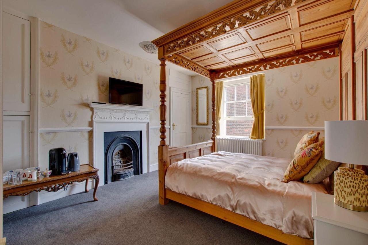 Stone Court House Hotel Мейдстън Екстериор снимка