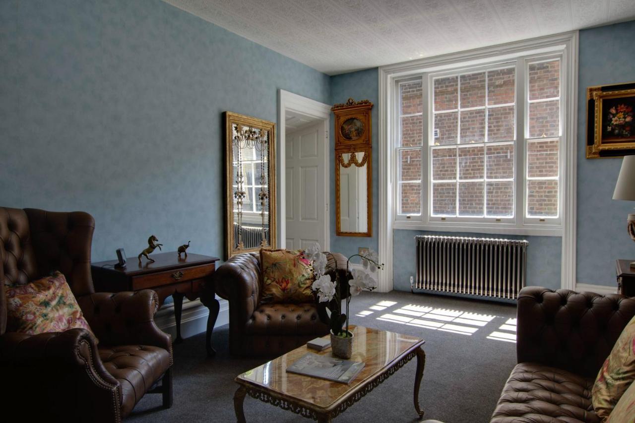 Stone Court House Hotel Мейдстън Екстериор снимка