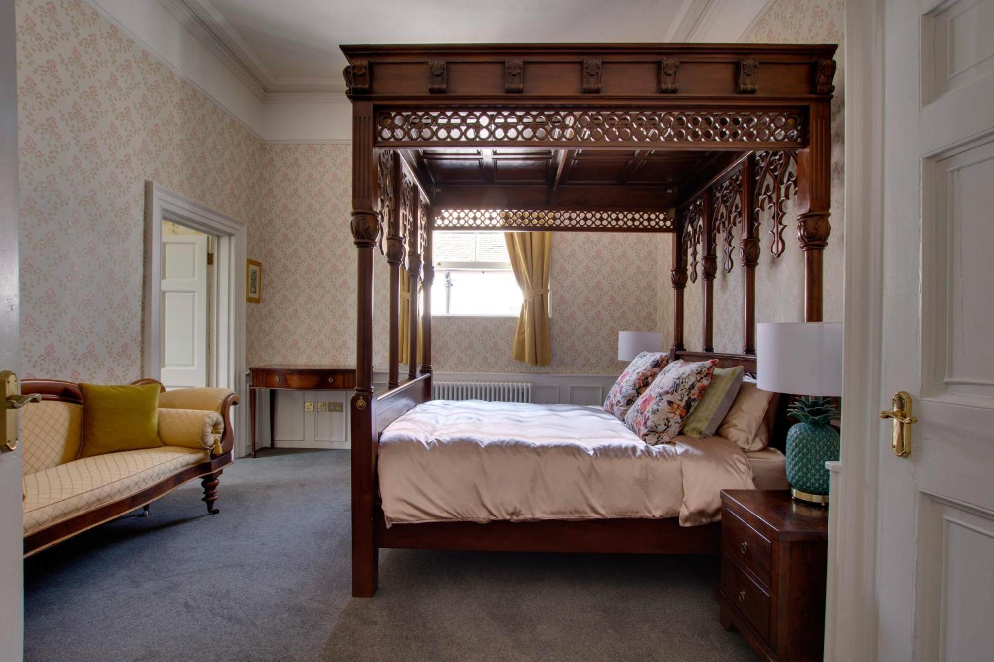 Stone Court House Hotel Мейдстън Екстериор снимка