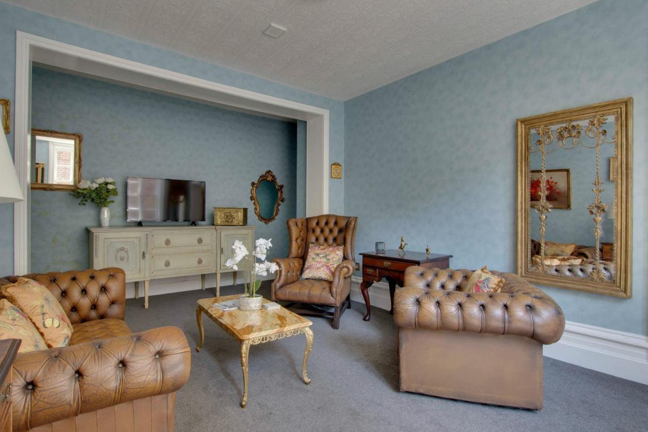 Stone Court House Hotel Мейдстън Екстериор снимка