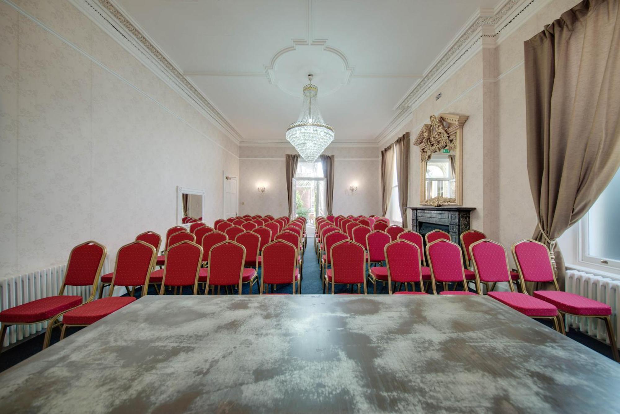Stone Court House Hotel Мейдстън Екстериор снимка