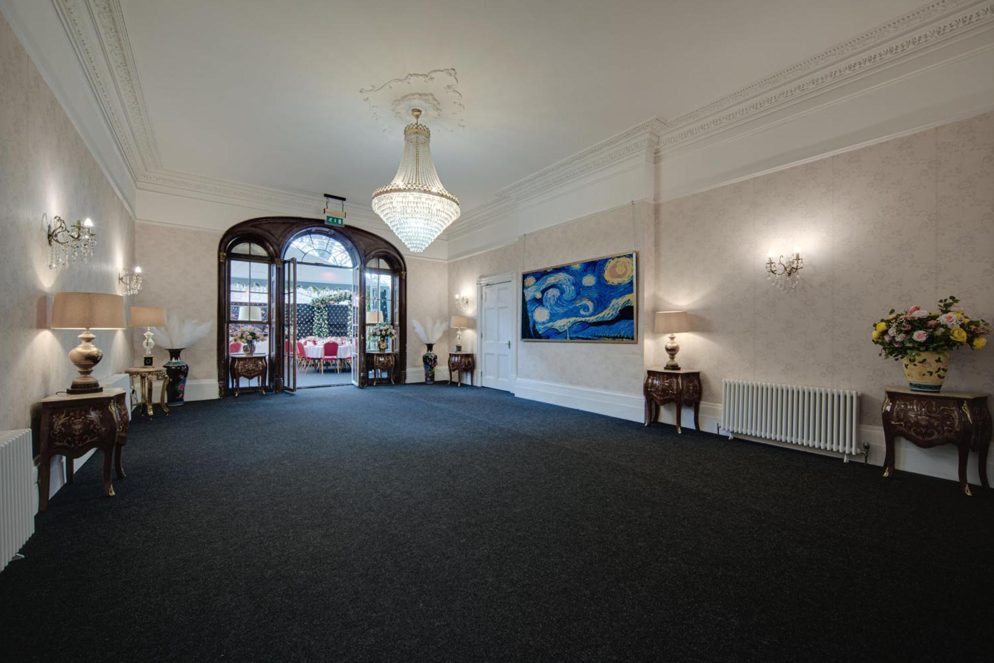 Stone Court House Hotel Мейдстън Екстериор снимка
