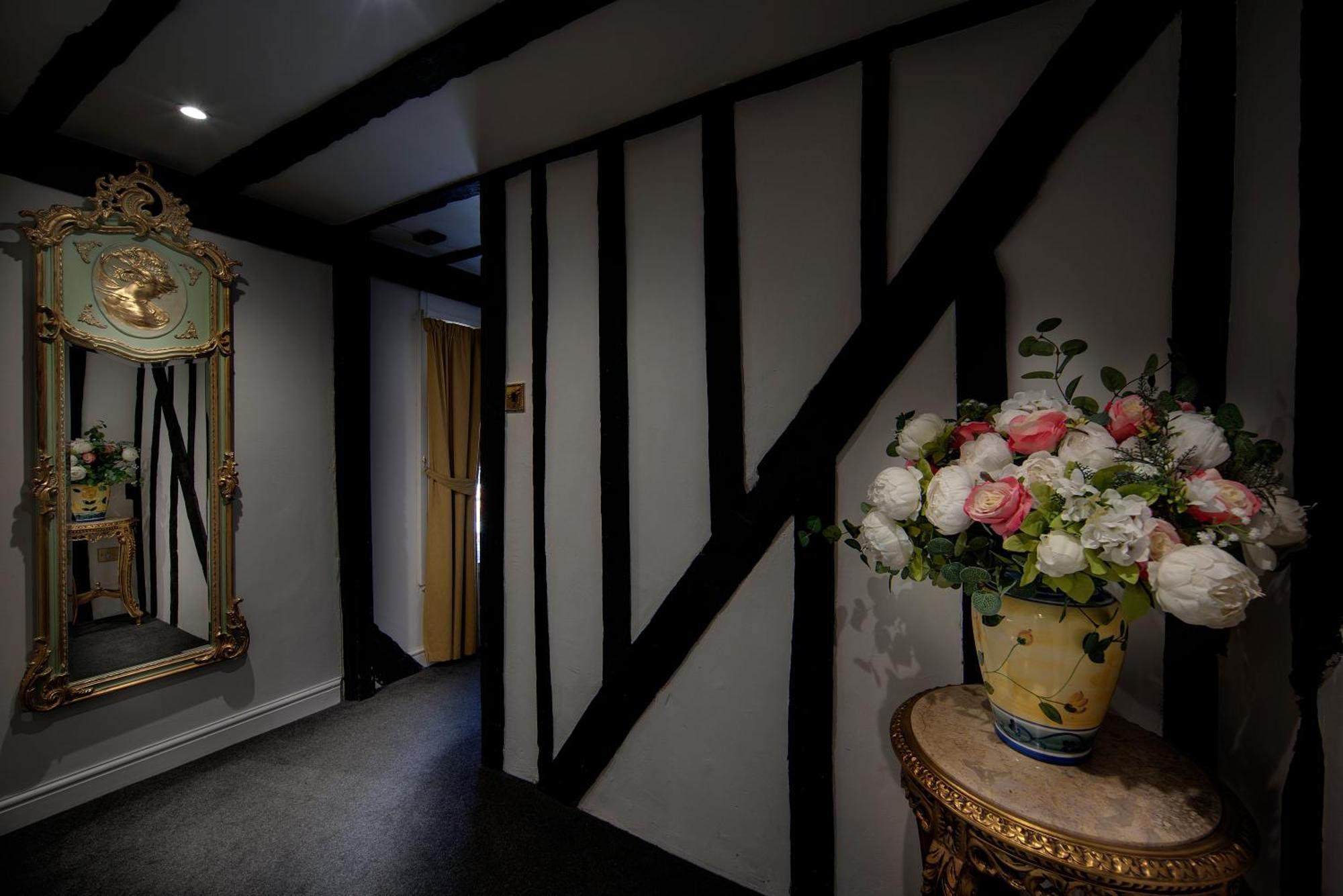 Stone Court House Hotel Мейдстън Екстериор снимка