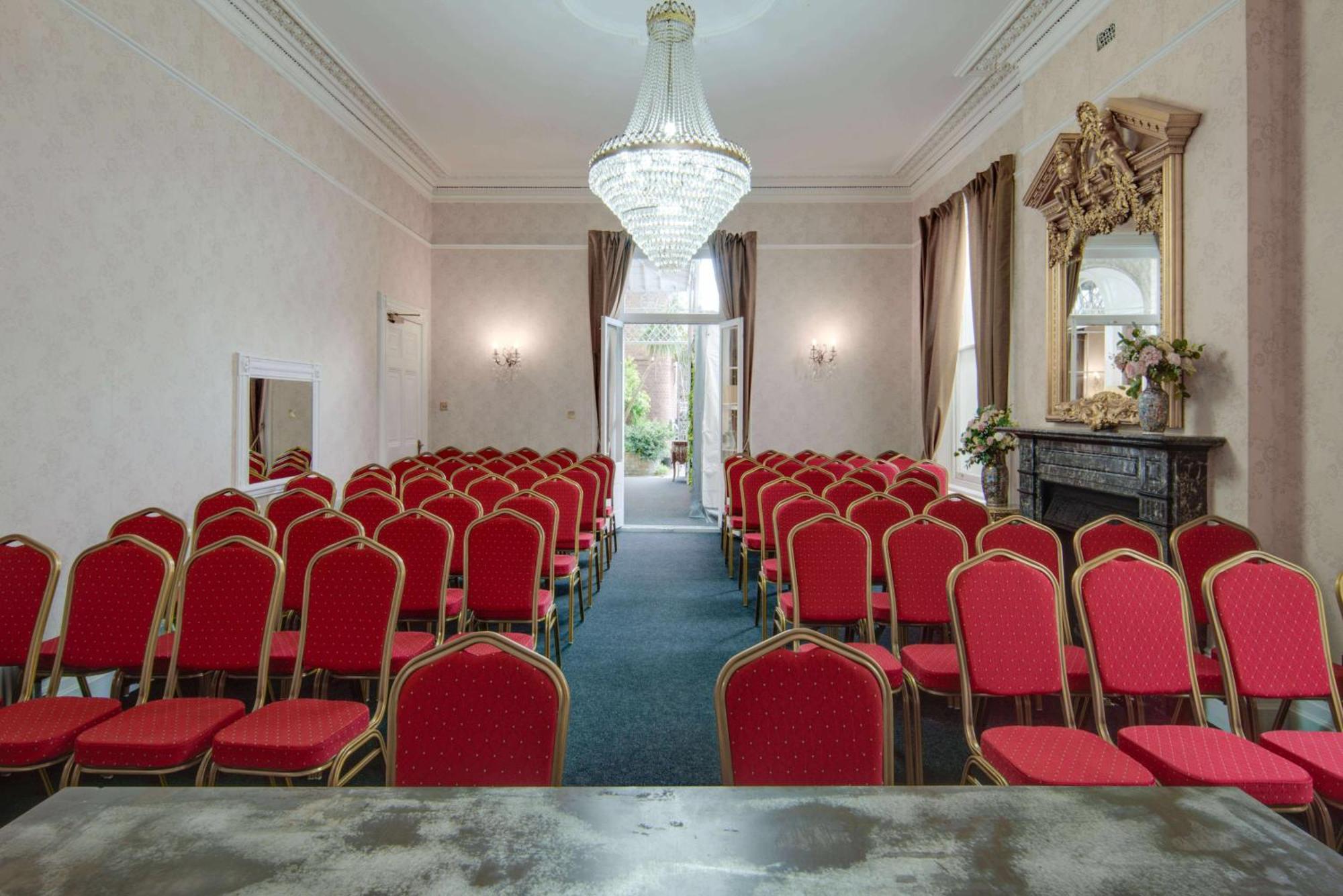 Stone Court House Hotel Мейдстън Екстериор снимка